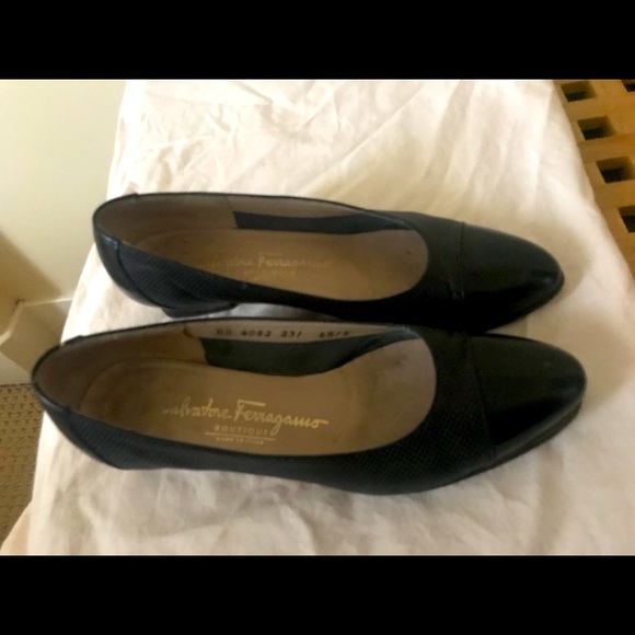 Navy blue Ferragamo shoes - Picture 3 of 4